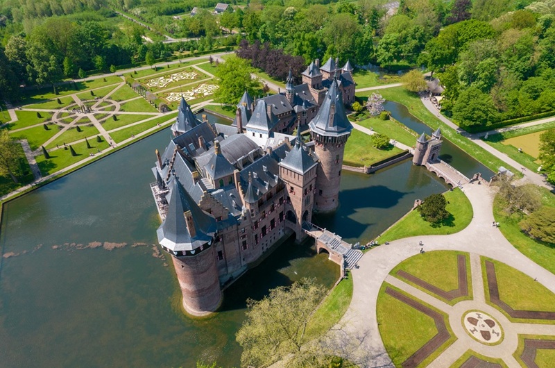 Kasteel De Haar, Utrecht en Middeleeuws Kasteel Muiderslot